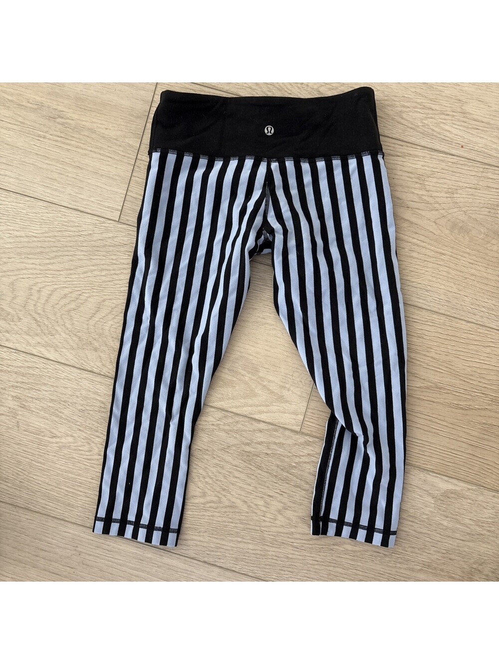 Lululemon purple black striped Y2K cropped   Leggings Size 6